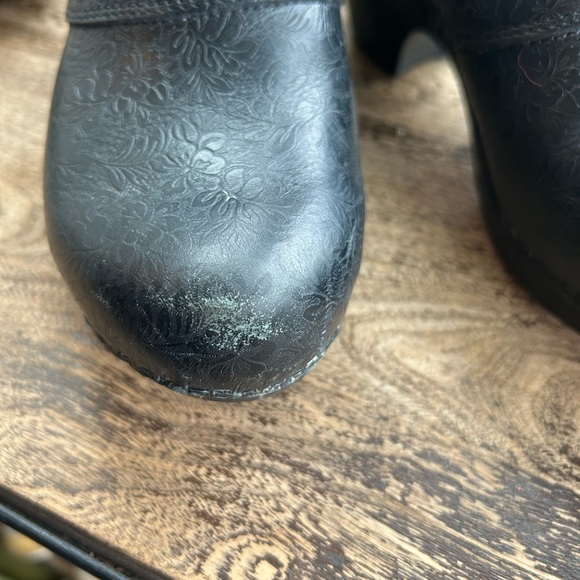 Women's Black Floral-Embossed Leather Clogs - Picture 6 of 6